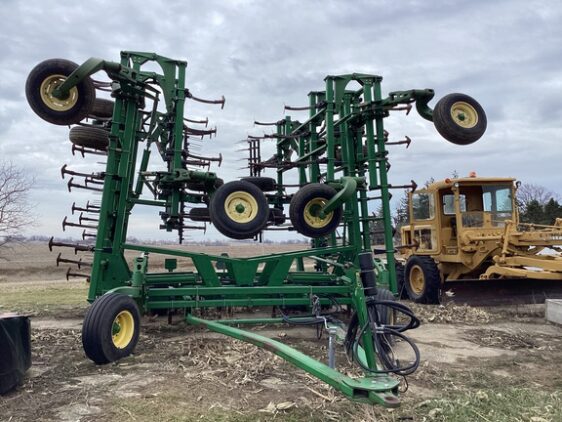 64737372_large_75051-562x422-3 2004 John Deere 2210
