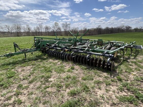 72487681_large_40753-562x422-1 1997 John Deere 726